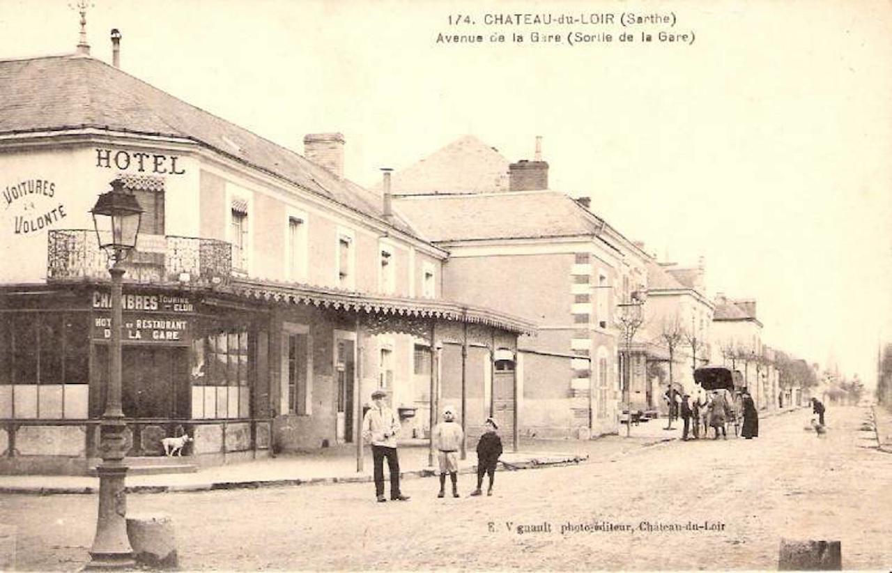 Hotel De La Gare Château-du-Loir Esterno foto
